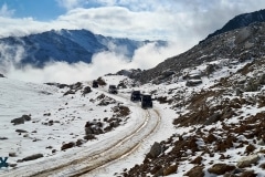 Des land dans les sommets enneigés